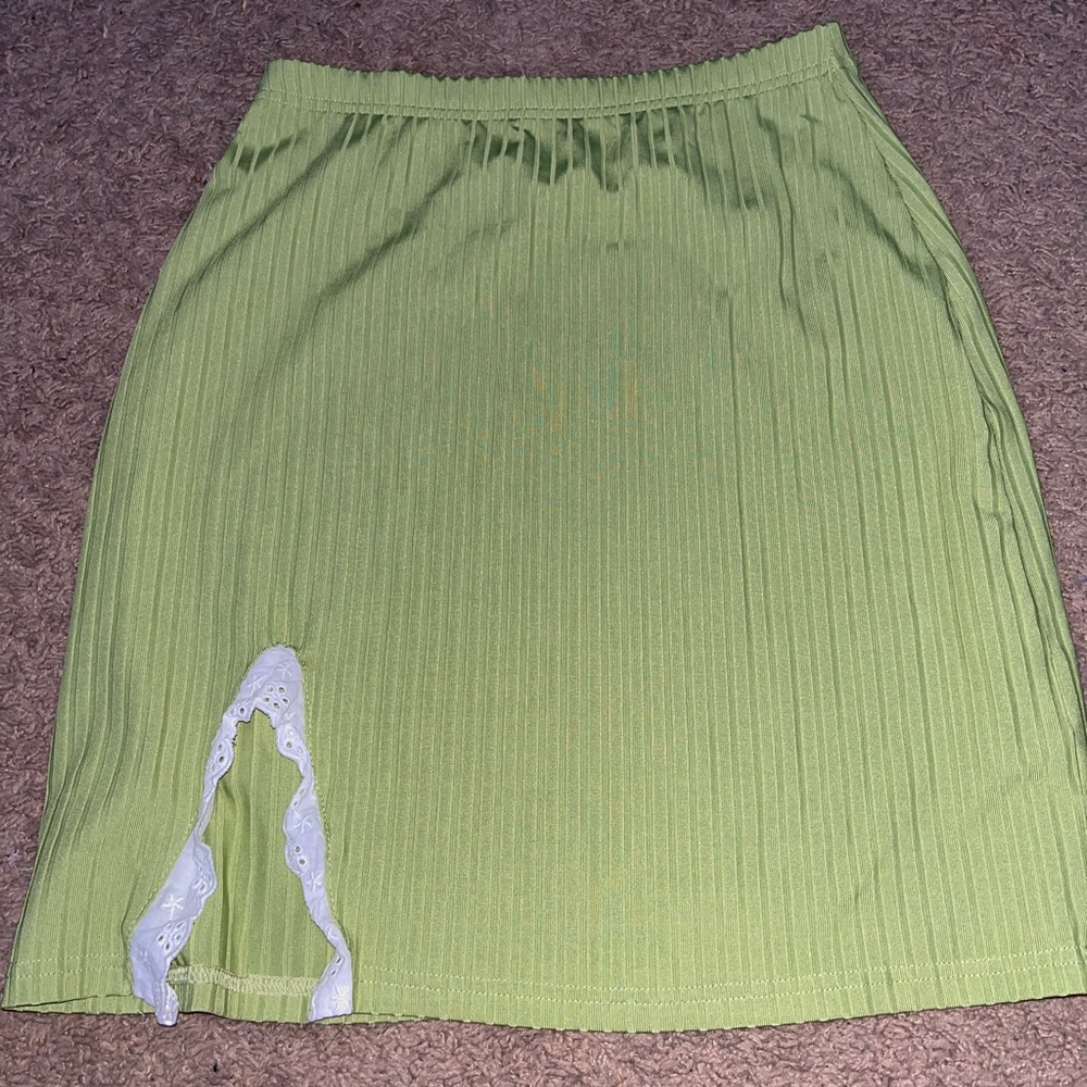 Green skirt with white lace slit